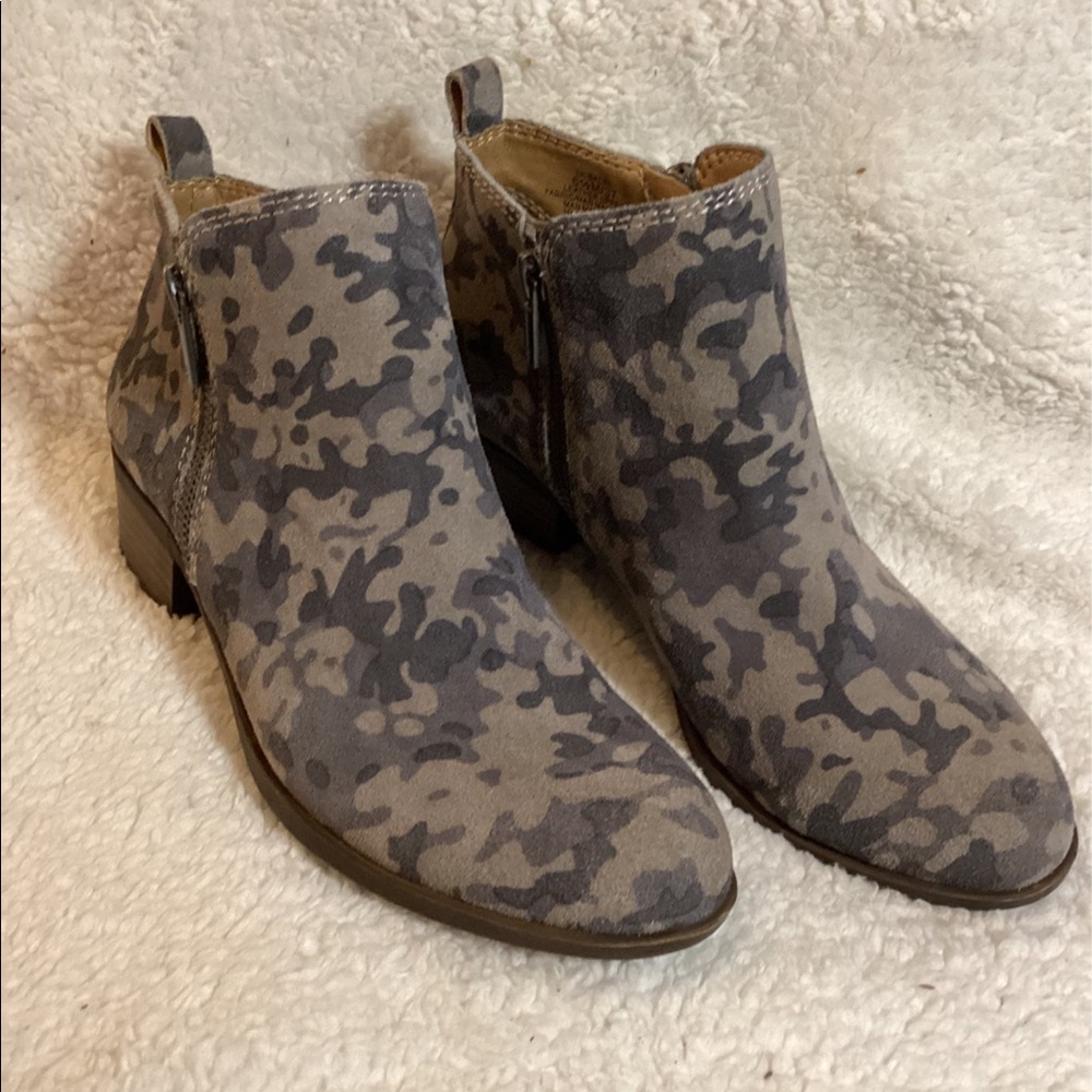 Lucky brand camo booty size 6 1/2